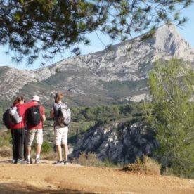 Randonneurs et montagne Sainte-Victoire en arrière plan.