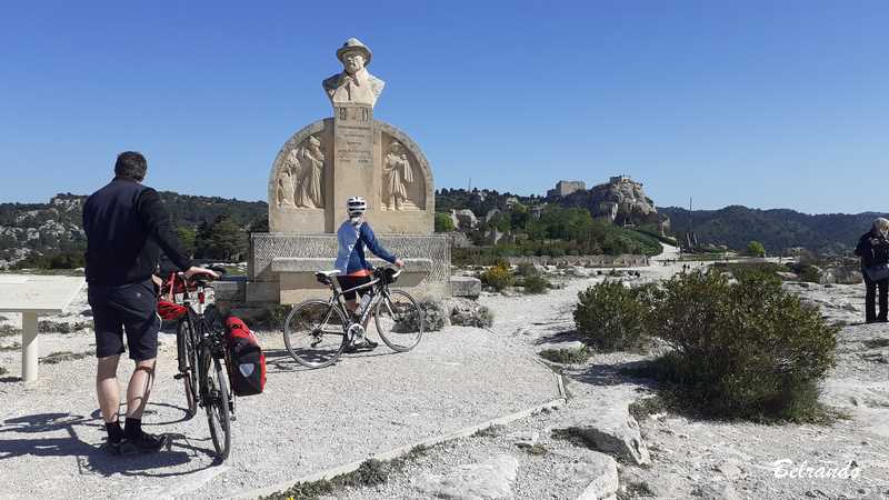 Les-Baux-de-Provence statue