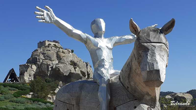 Les-Baux-de-Provence statue