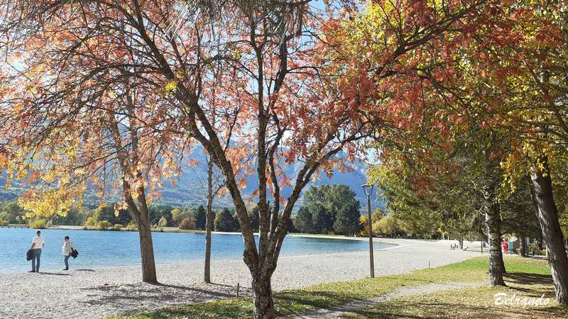 plan d'eau de saint-bonnet-en-Champsaur rive et promeneurs