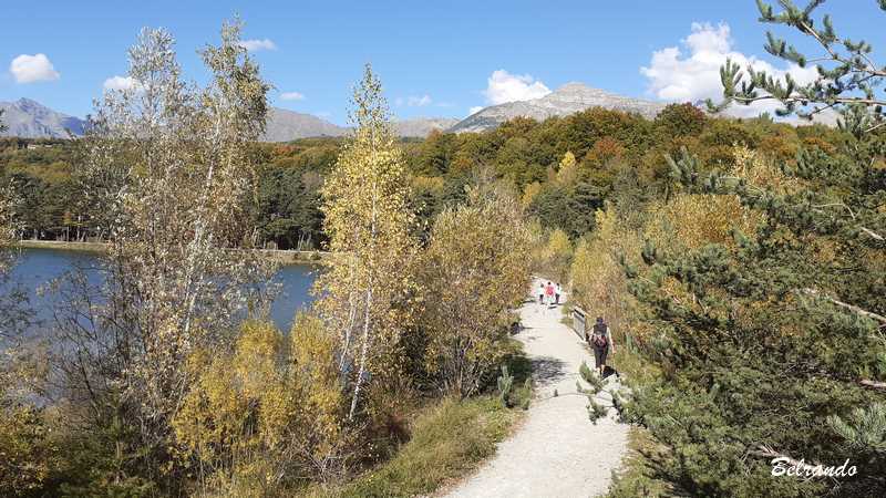 plan d'eau de saint-bonnet-en-Champsaur piste et promeneurs