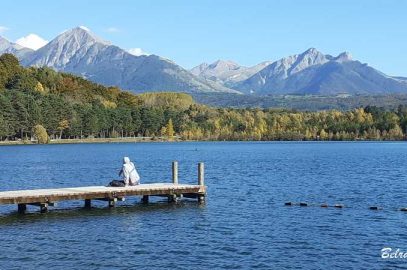 plan d'eau de saint-bonnet-en-Champsaur embarcadère et homme et montagnes en fond